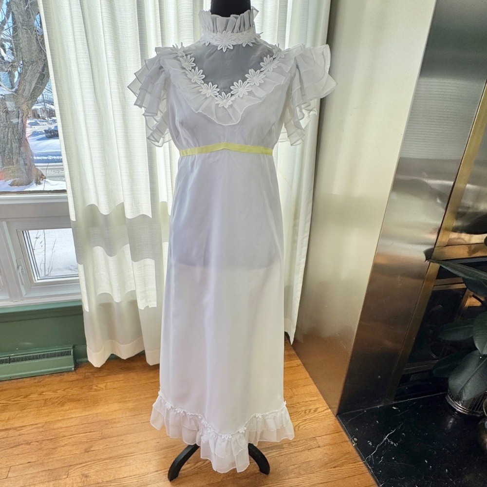 1960s early 70s wedding gown, white daisies trim, ribbon tie, modern size 2/4